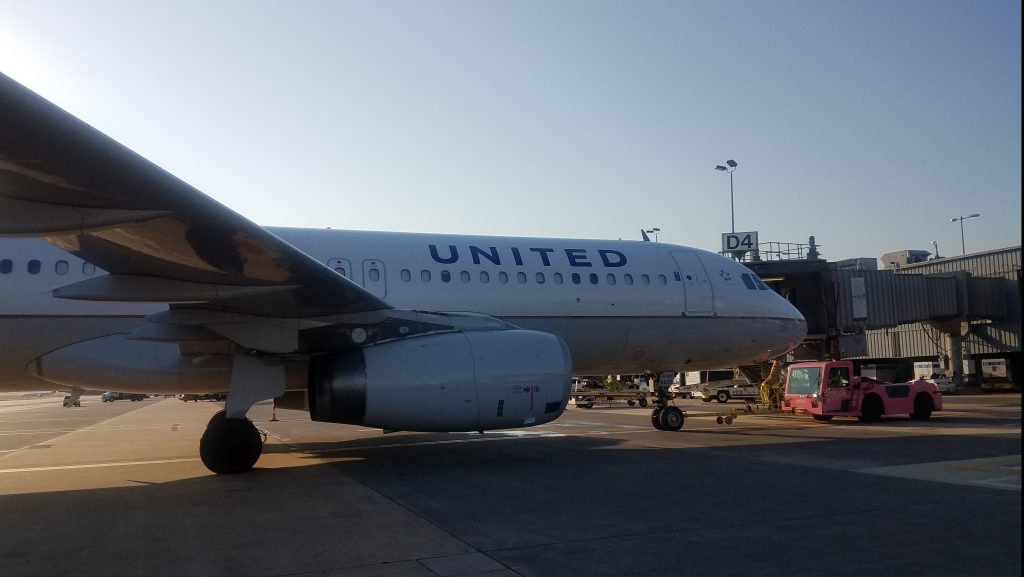 ユナイテッド航空　乳がん月間で地上空港支援車両をピンクカラーに塗装